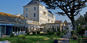 grand-hotel-de-courtoisville-piscine-a-spa-facade-3_1